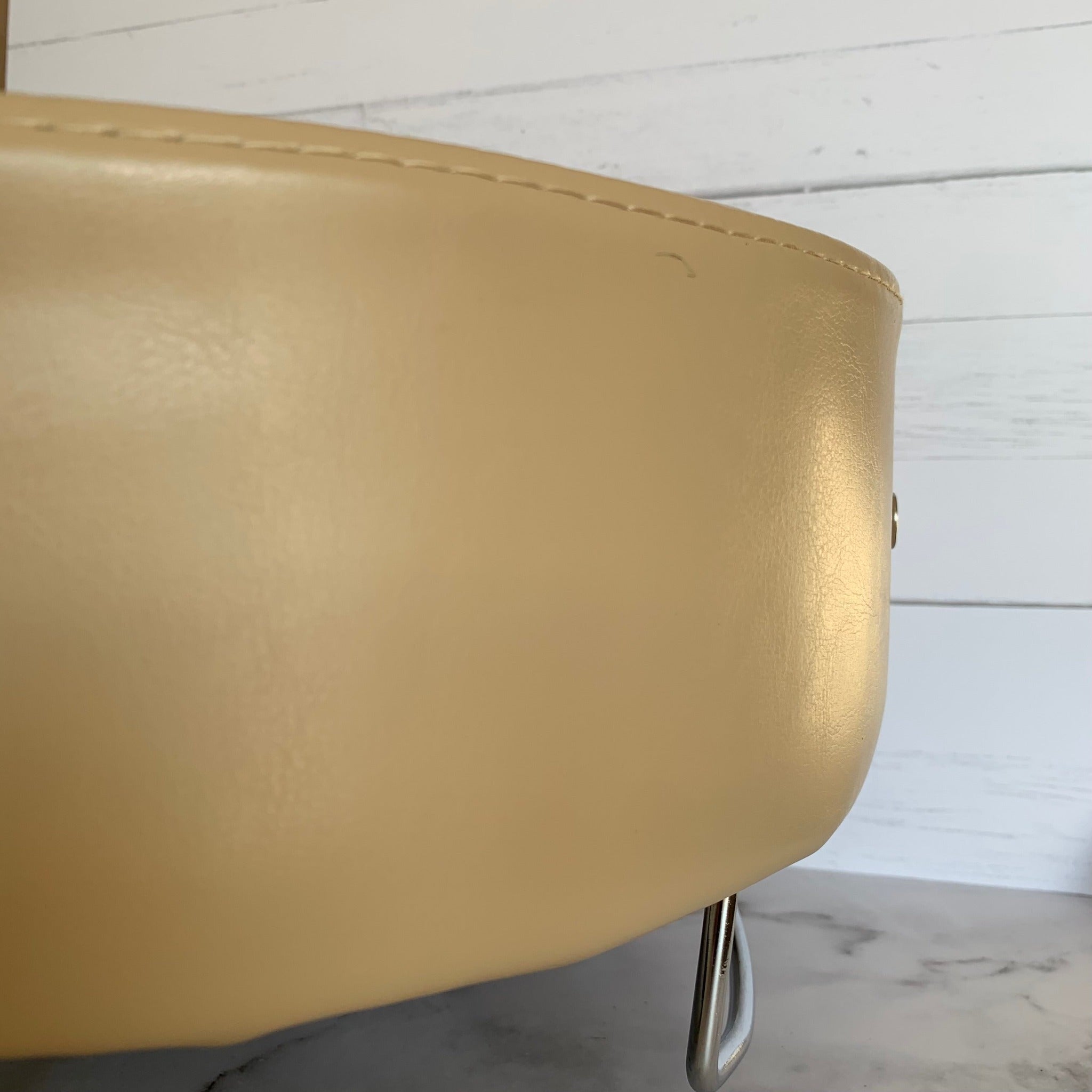 Beige Pneumatic Rolling Stool for Health Practitioner